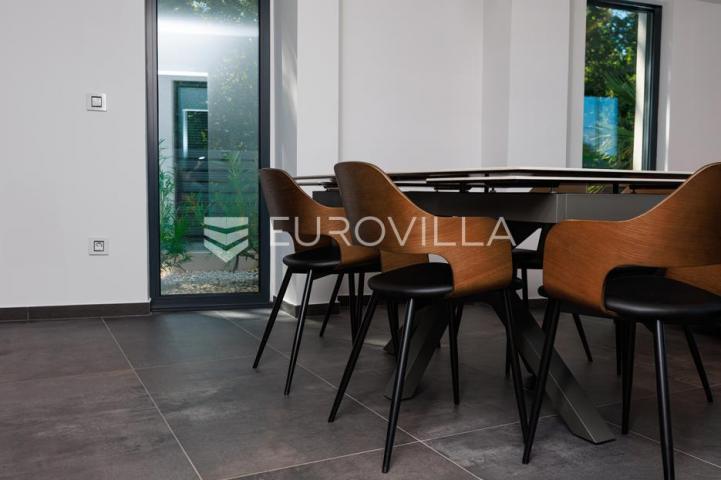 Rijeka, Kostrena, Paveki villa s 2 stana, pomoćnim objektom i bazenom, 279 m²