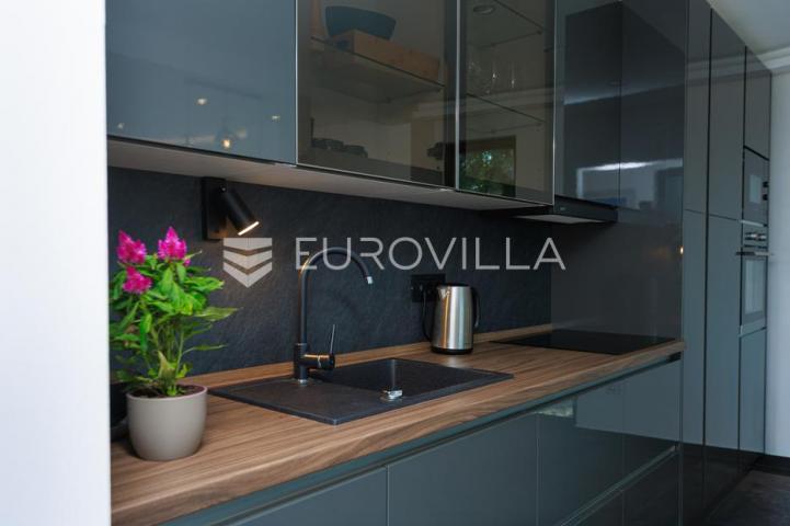 Rijeka, Kostrena, Paveki villa s 2 stana, pomoćnim objektom i bazenom, 279 m²