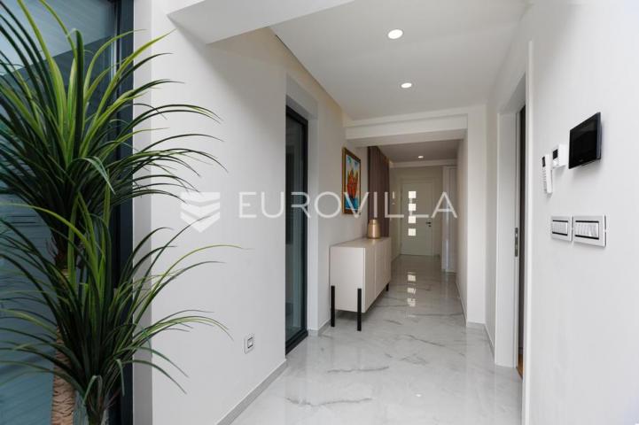 Rijeka, Kostrena, Paveki villa s 2 stana, pomoćnim objektom i bazenom, 279 m²