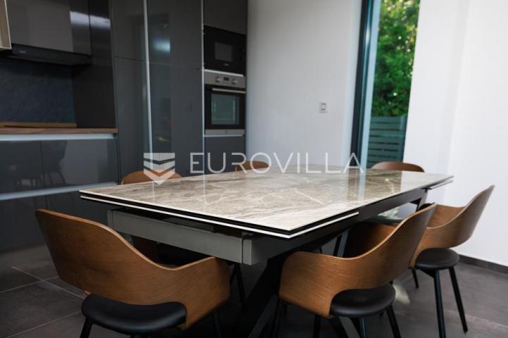 Rijeka, Kostrena, Paveki villa s 2 stana, pomoćnim objektom i bazenom, 279 m²