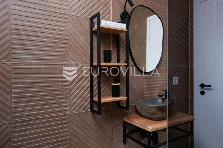 Rijeka, Kostrena, Paveki villa s 2 stana, pomoćnim objektom i bazenom, 279 m²