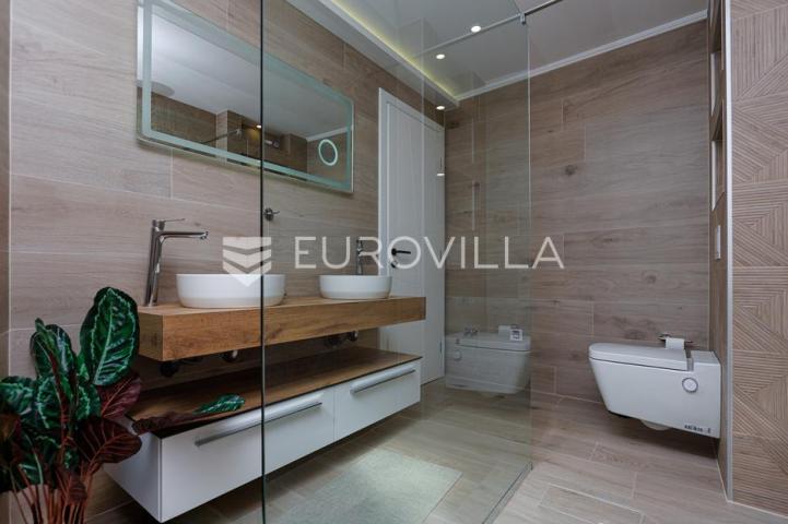 Rijeka, Kostrena, Paveki villa s 2 stana, pomoćnim objektom i bazenom, 279 m²