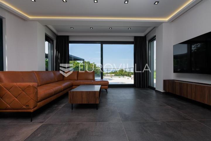 Rijeka, Kostrena, Paveki villa s 2 stana, pomoćnim objektom i bazenom, 279 m²