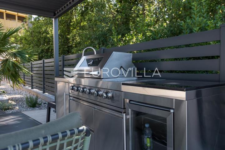 Rijeka, Kostrena, Paveki villa s 2 stana, pomoćnim objektom i bazenom, 279 m²