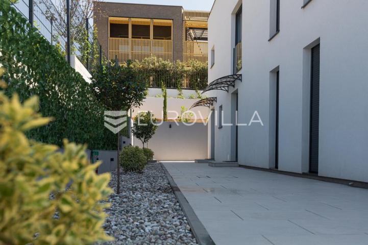Rijeka, Kostrena, Paveki villa s 2 stana, pomoćnim objektom i bazenom, 279 m²