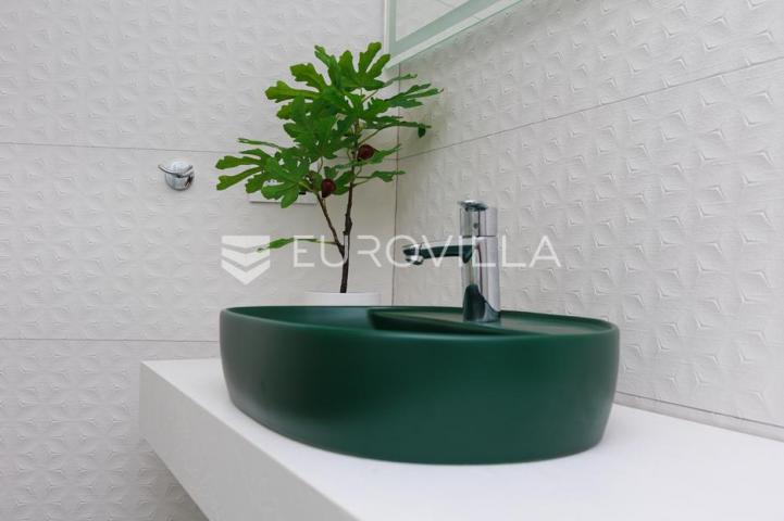 Rijeka, Kostrena, Paveki villa s 2 stana, pomoćnim objektom i bazenom, 279 m²