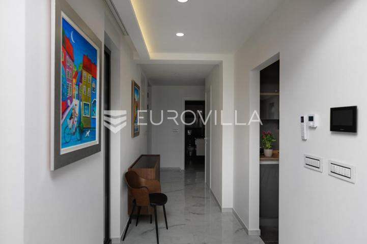 Rijeka, Kostrena, Paveki villa s 2 stana, pomoćnim objektom i bazenom, 279 m²