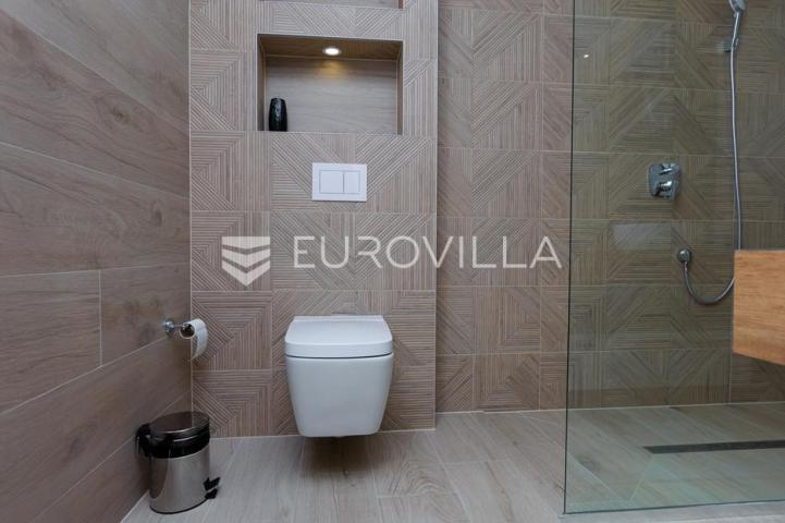 Rijeka, Kostrena, Paveki villa s 2 stana, pomoćnim objektom i bazenom, 279 m²