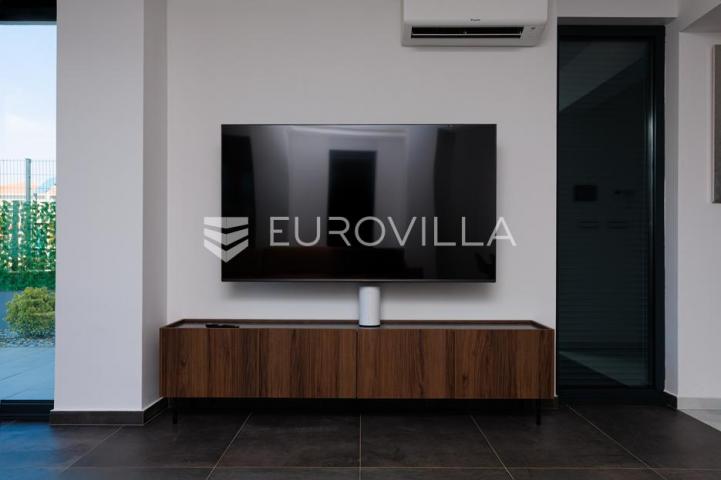 Rijeka, Kostrena, Paveki villa s 2 stana, pomoćnim objektom i bazenom, 279 m²