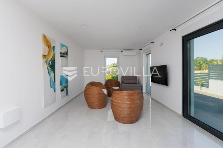 Rijeka, Kostrena, Paveki villa s 2 stana, pomoćnim objektom i bazenom, 279 m²