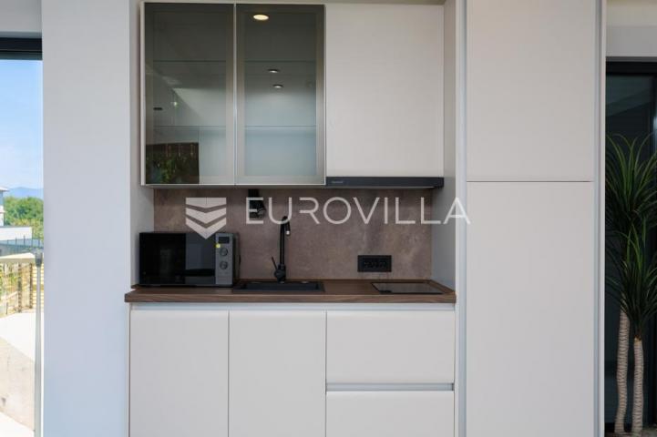 Rijeka, Kostrena, Paveki villa s 2 stana, pomoćnim objektom i bazenom, 279 m²