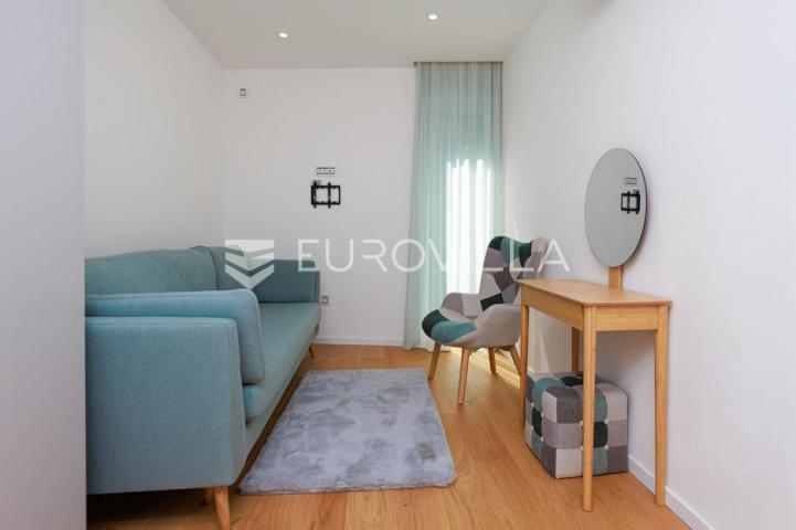 Rijeka, Kostrena, Paveki villa s 2 stana, pomoćnim objektom i bazenom, 279 m²