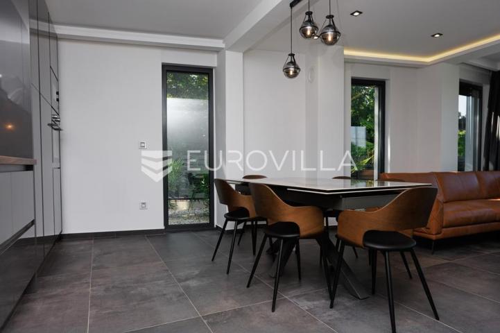 Rijeka, Kostrena, Paveki villa s 2 stana, pomoćnim objektom i bazenom, 279 m²