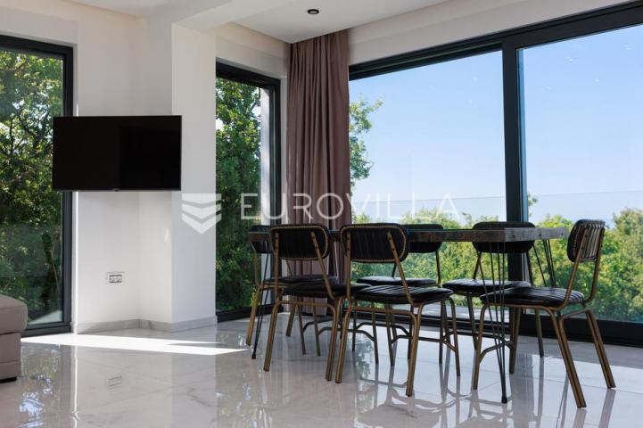 Rijeka, Kostrena, Paveki villa s 2 stana, pomoćnim objektom i bazenom, 279 m²