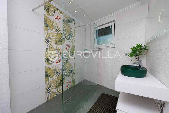 Rijeka, Kostrena, Paveki villa s 2 stana, pomoćnim objektom i bazenom, 279 m²