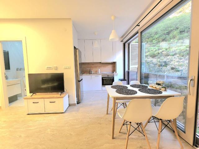 Prodaja jednosobnog stana 41m² sa garažom – Rafailovići (200m od mora)
