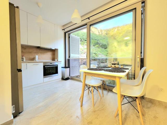 Prodaja jednosobnog stana 41m² sa garažom – Rafailovići (200m od mora)