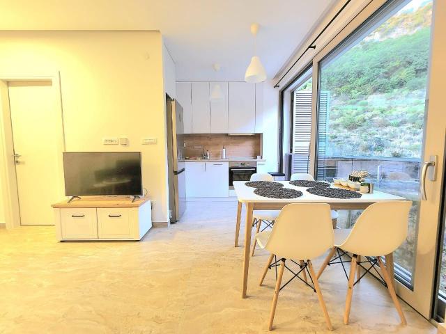 Prodaja jednosobnog stana 41m² sa garažom – Rafailovići (200m od mora)