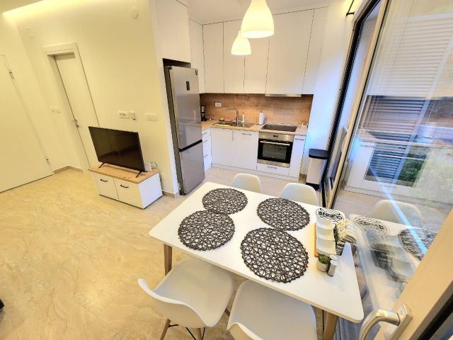 Prodaja jednosobnog stana 41m² sa garažom – Rafailovići (200m od mora)