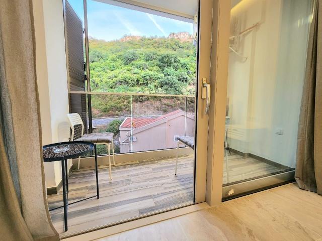 Prodaja jednosobnog stana 41m² sa garažom – Rafailovići (200m od mora)