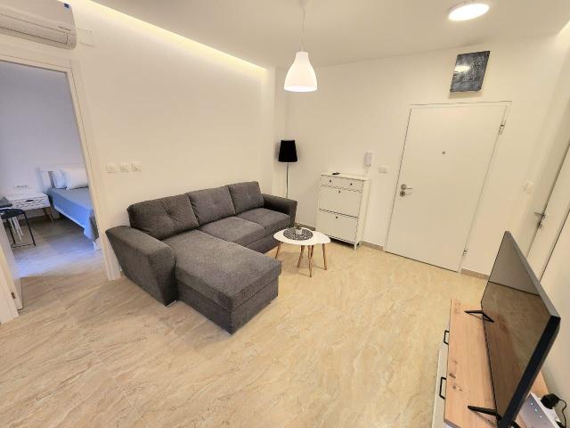 Prodaja jednosobnog stana 41m² sa garažom – Rafailovići (200m od mora)