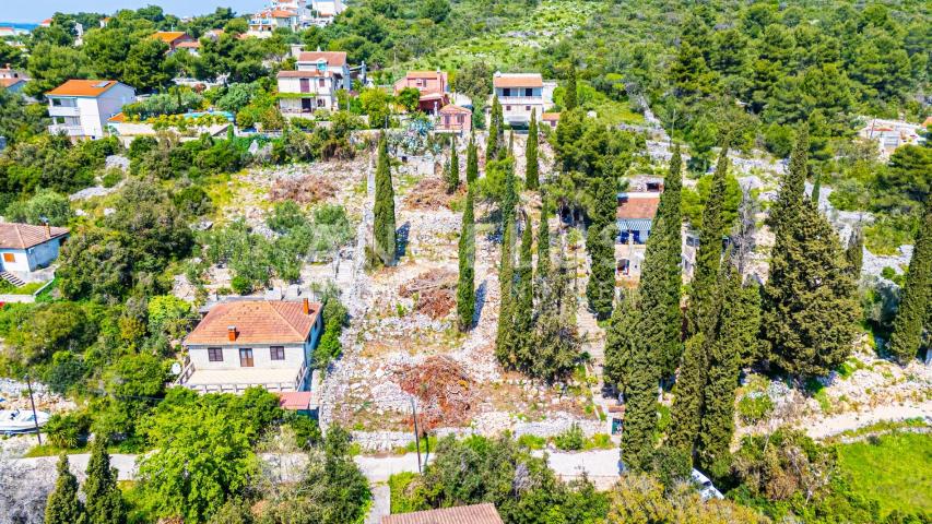 Šolta, Maslinica - građ. zemljište u blizini mora, 1312 m2, PRODAJA