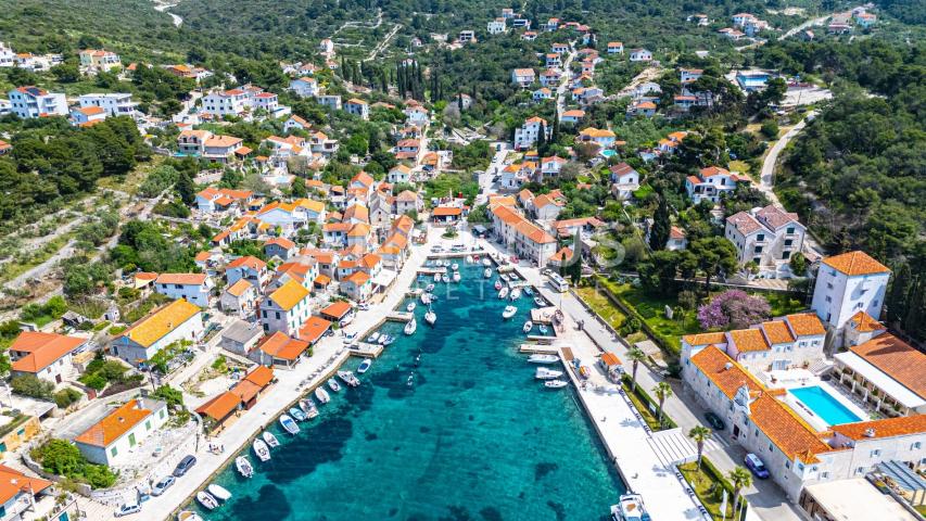 Šolta, Maslinica - građ. zemljište u blizini mora, 1312 m2, PRODAJA