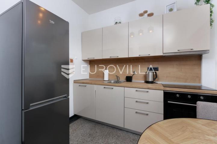 Rijeka, centar, novouređen stan površine 51 m², PRVI NAJAM