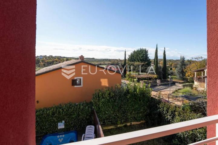 Istra, Umag okolica, šarmantna kuća u nizu sa privatnim bazenom na mirnoj lokaciji