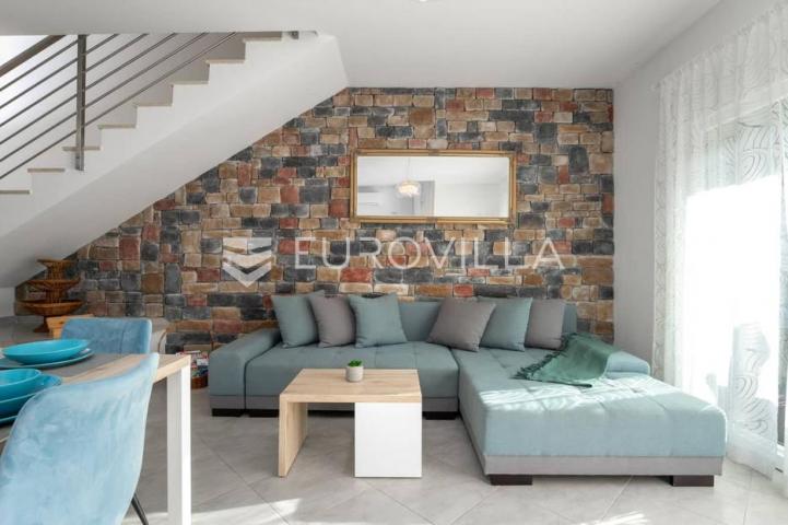 Istra, Umag okolica, šarmantna kuća u nizu sa privatnim bazenom na mirnoj lokaciji