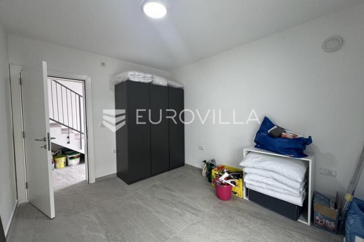 Istra, Poreč, dvojna kuća 168 m² s 4 spavaće sobe i 3 parkirna mjesta