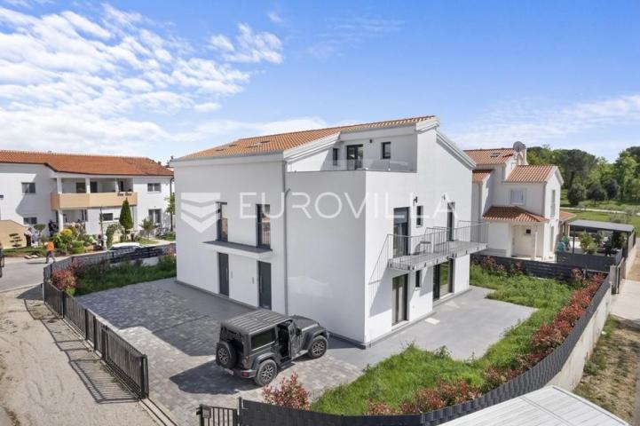 Istra, Poreč, dvojna kuća 168 m² s 4 spavaće sobe i 3 parkirna mjesta