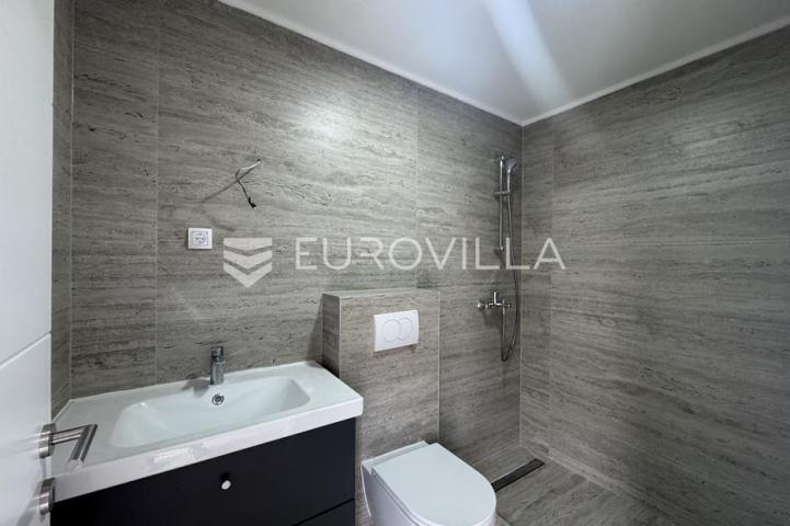 Istra, Poreč, dvojna kuća 168 m² s 4 spavaće sobe i 3 parkirna mjesta
