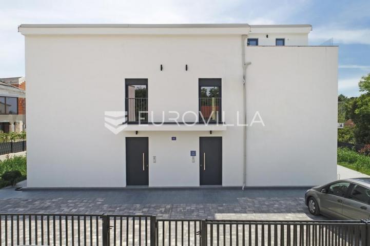 Istra, Poreč, dvojna kuća 168 m² s 4 spavaće sobe i 3 parkirna mjesta