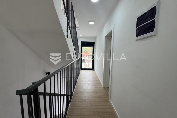 Istra, Poreč, dvojna kuća 168 m² s 4 spavaće sobe i 3 parkirna mjesta