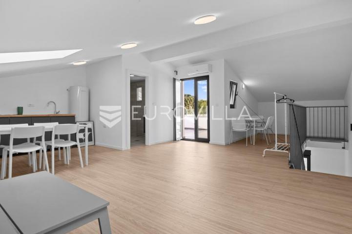 Istra, Poreč, dvojna kuća 168 m² s 4 spavaće sobe i 3 parkirna mjesta