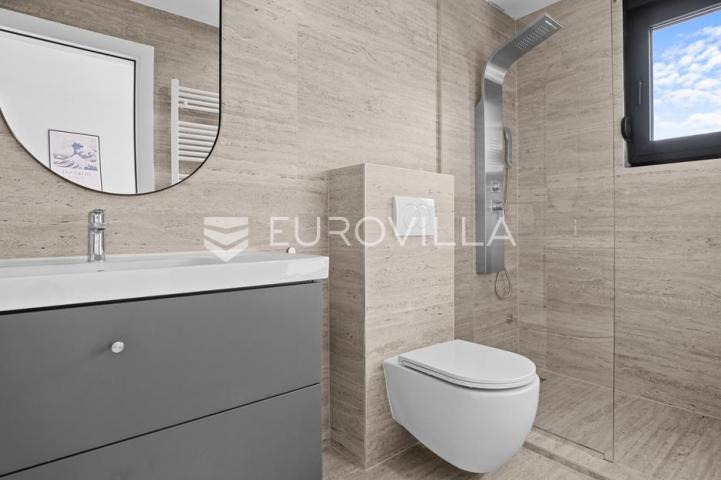 Istra, Poreč, dvojna kuća 168 m² s 4 spavaće sobe i 3 parkirna mjesta