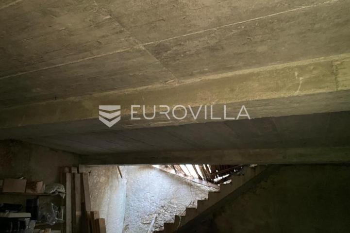 Mali Lošinj, Susak, nedovršena kamena kuća 52 m²