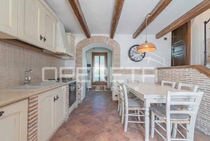 Poreč okolica - Samostojeća kamena kuća s velikim vrtom blizu mora