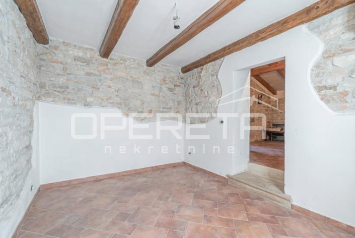 Poreč okolica - Samostojeća kamena kuća s velikim vrtom blizu mora