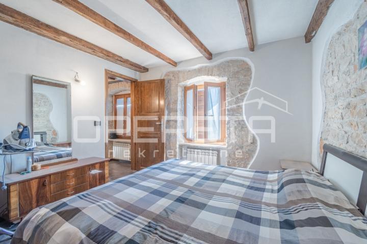 Poreč okolica - Samostojeća kamena kuća s velikim vrtom blizu mora