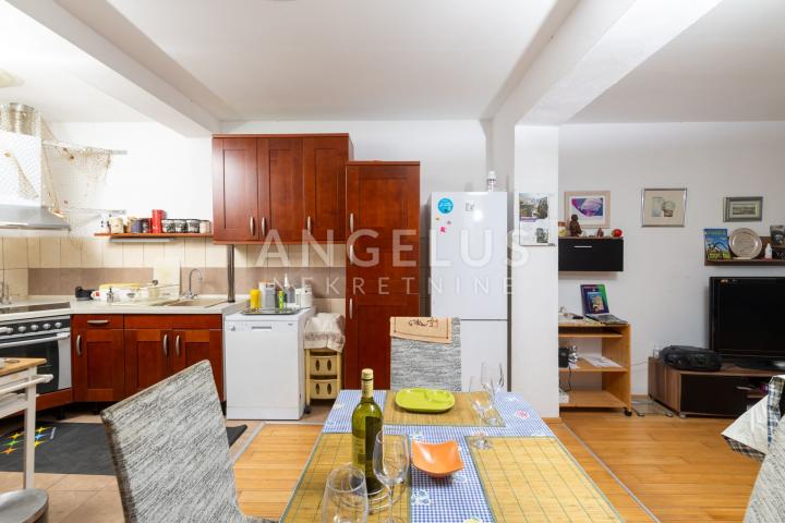 Omiš, Sumpetar - dvosoban stan s terasom i pogledom na more, PRODAJA
