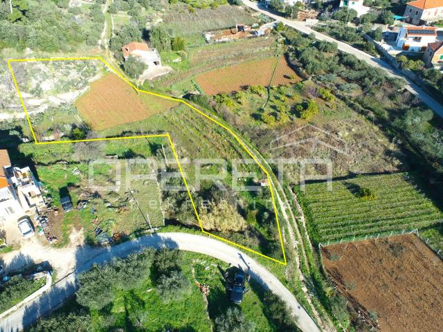 Rijetka prilika – zemljište 3.112 m², Dol, otok Hvar