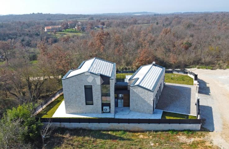 POREČ - JEDINSTVENA VILA S 4 SPAVAĆE SOBE I BAZENOM