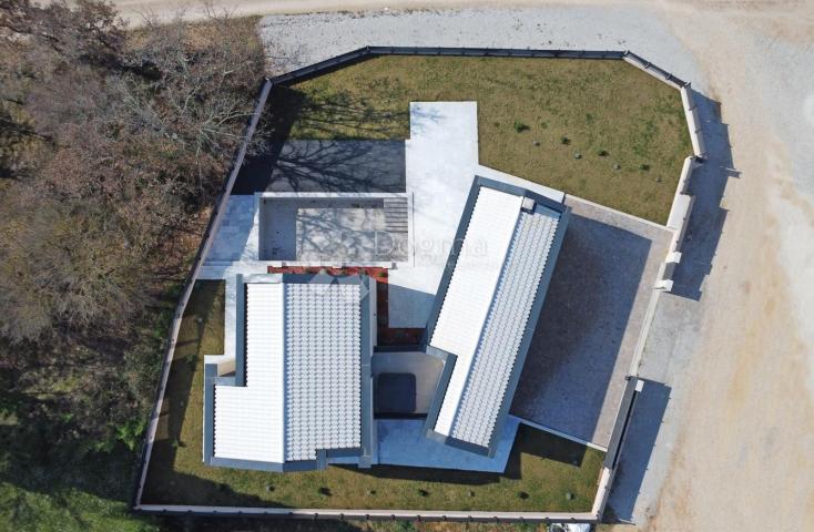 POREČ - JEDINSTVENA VILA S 4 SPAVAĆE SOBE I BAZENOM