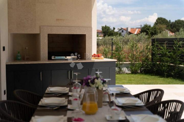 Poreč, luksuzna vila s bazenom i pogledom na more