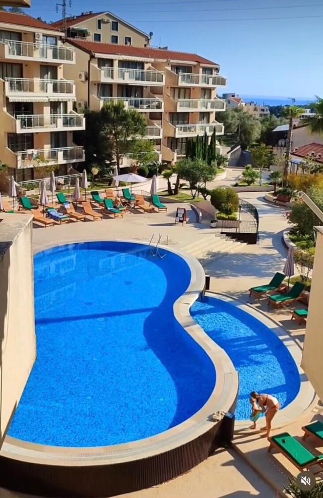 Jednosoban stan 49m2 u kompleksu sa bazenom, Przno-Budva
