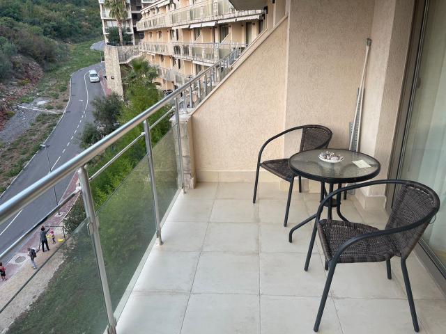 Jednosoban stan 49m2 u kompleksu sa bazenom, Przno-Budva