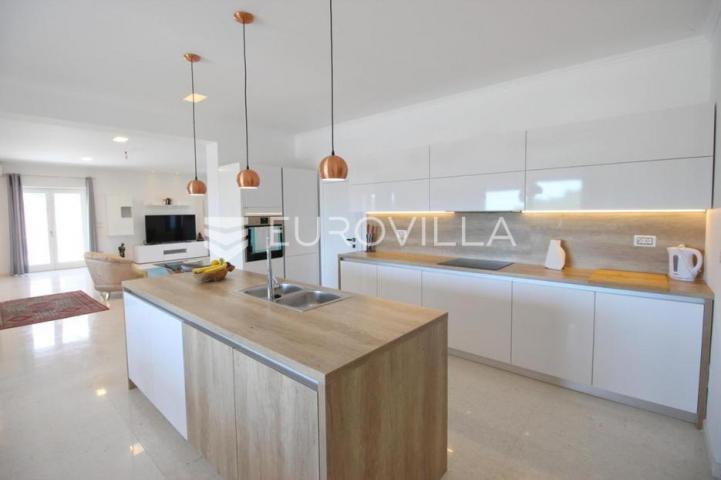 Istra, Kanfanar, prekrasna kuća 450 m² na velikom imanju od 1900 m²