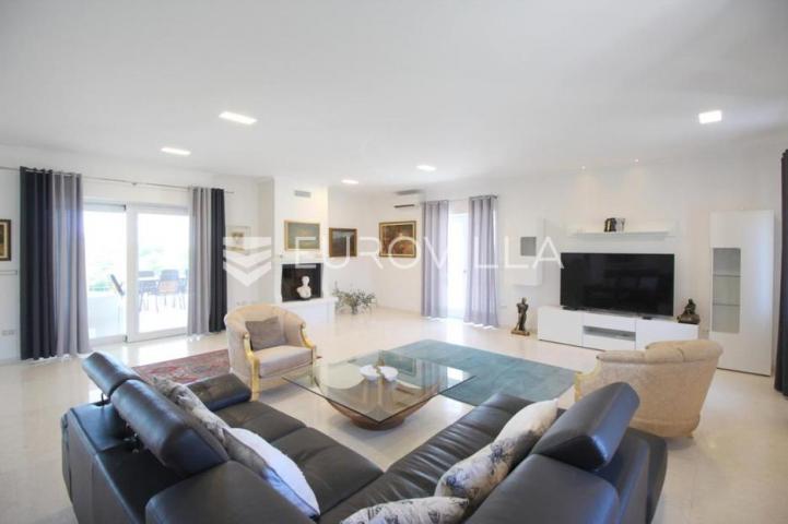 Istra, Kanfanar, prekrasna kuća 450 m² na velikom imanju od 1900 m²